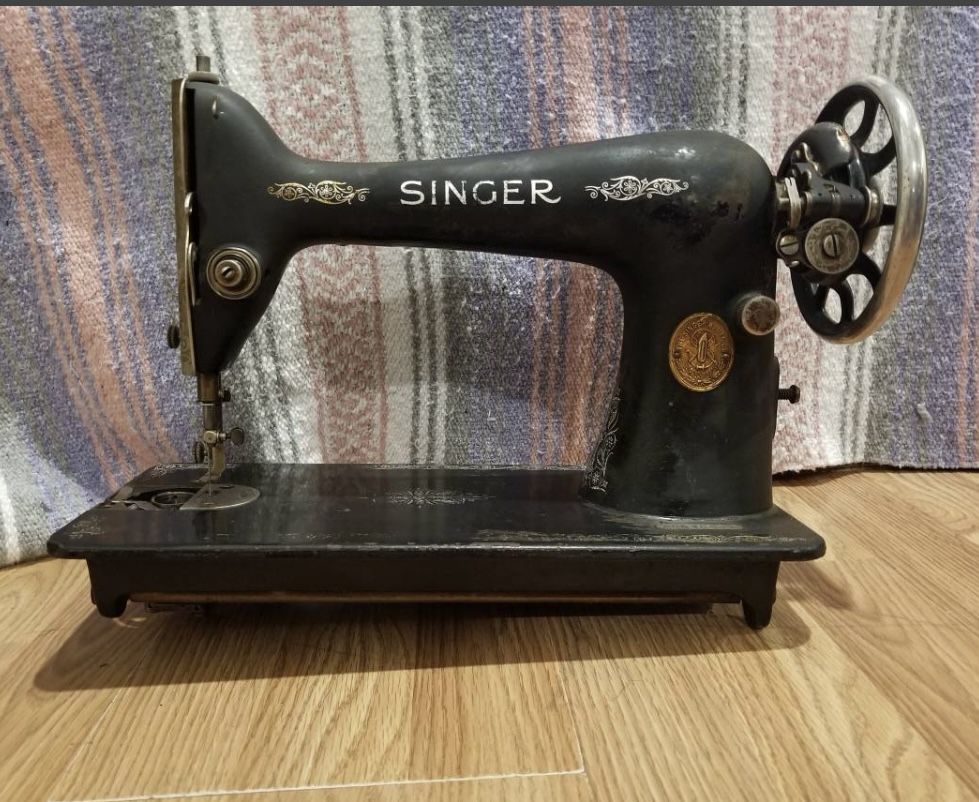 1931 Singer Sewing Machine With Mounts