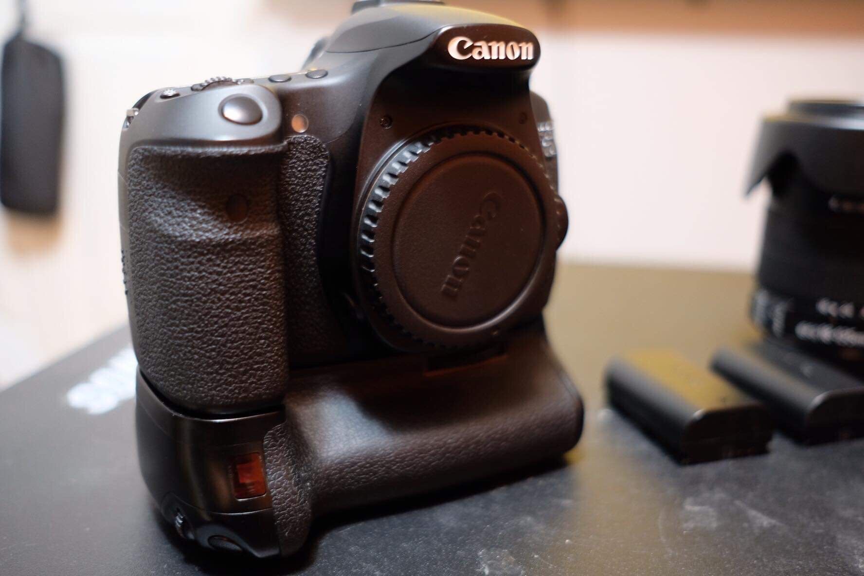 CANON 60D With Battery Grip and 2 extra prime lenses