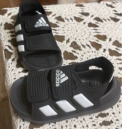 Adidas kids sandals size 6 used like new