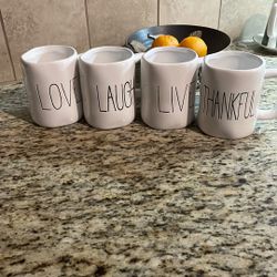 Set a four coffee mugs