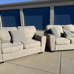 DELIVERY AVAILABLE 🚚🚛🚚Awesome Couch And Loveseat