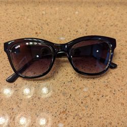 Ivanka Trump Sunglasses Frame Color Black Lens Color Smokey In Excellent Condition Asking $20  Our Best Offer