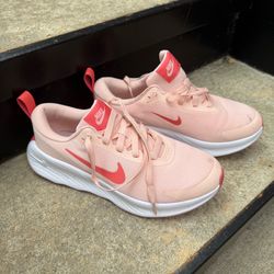 Women’s LIKE NEW Nike Running Sneakers Pink/Peach Size 8 Must Pick Up