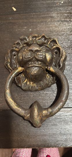 Lion head door knocker (iron)