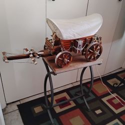 Beautiful Vintage Covered Wagon Lamp, Located In Reedley 