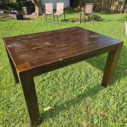 Expandable wooden dinner table