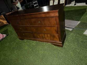 6 drawer dresser  need gone asap $40