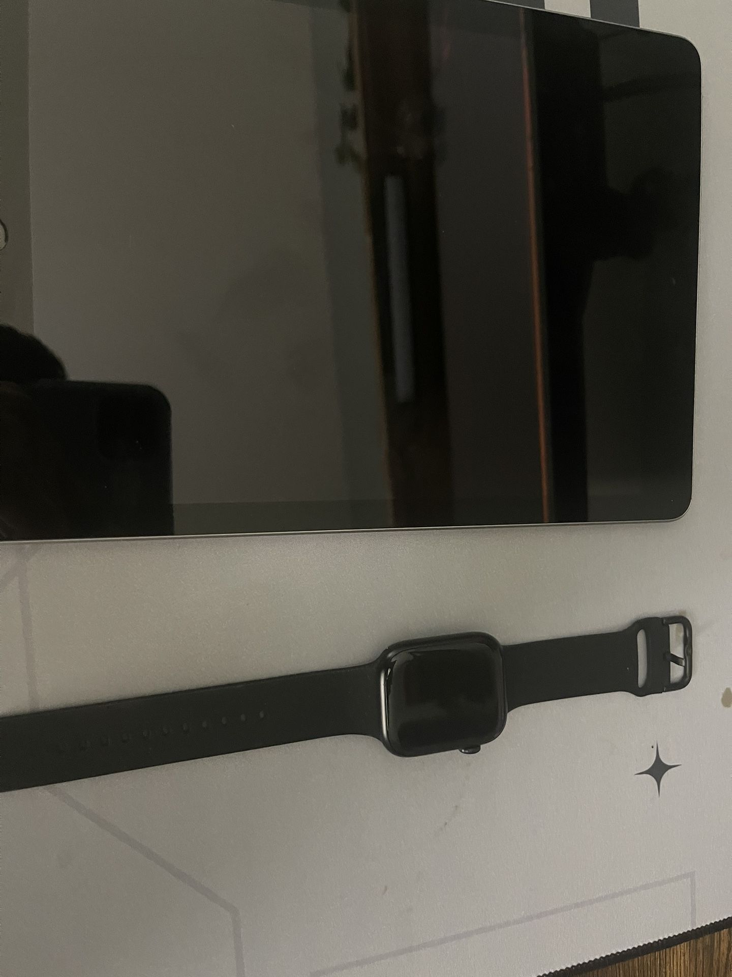 Apple Watch Series 8/ IPad 6th gen
