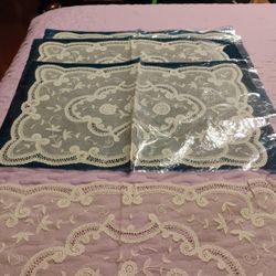 VINTAGE VINYL/FAUX LACE PLACE MATS/TABLE RUNNER 