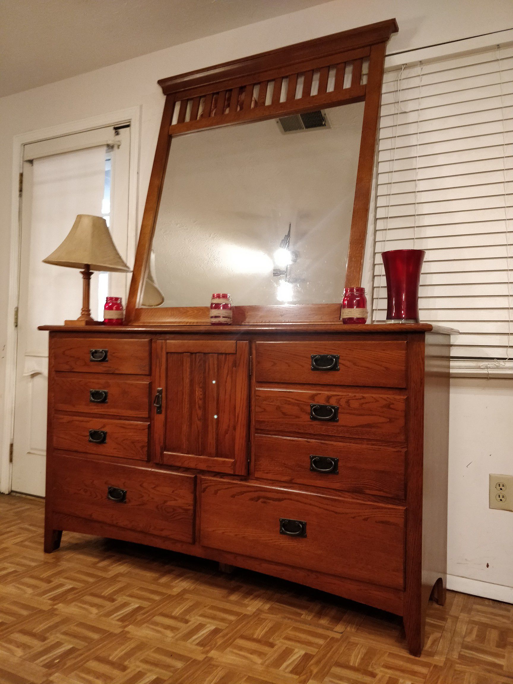 Like new big dresser with 8 drawers & big mirror in great condition all drawers working well. L64"*W18"*H38"