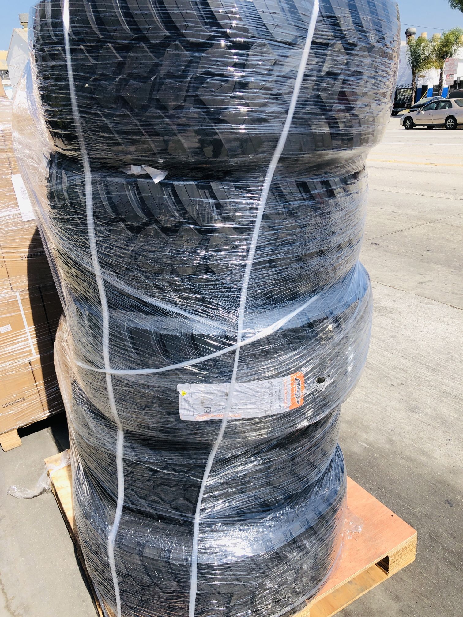 BRAND NEW AMP TIRE 37x13.50 R24