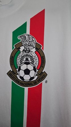 White Seleccion Nacional De Mexico Short Sleeve size XL 
SUPER CLEAN
Estrella Jalisco 
No rips or stains