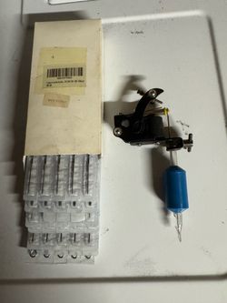 Tattoo gun with needles