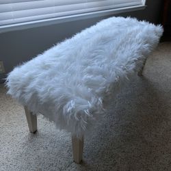 Footboard Bench Seating With White Faux Fur