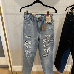 Levi High Wasted Mom Jeans