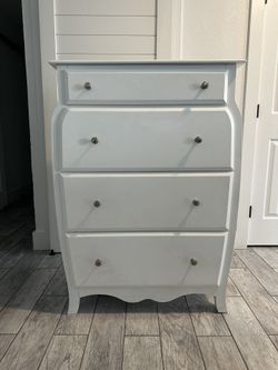 WHITE CHEST 4 drawer ✨
