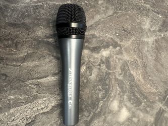 Sennheiser e835 Dynamic Vocal Microphone with Pouch