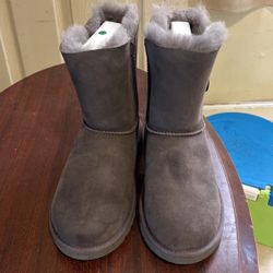 UGG BOOTS SIZE 6 In Youths, Size 8 In Women