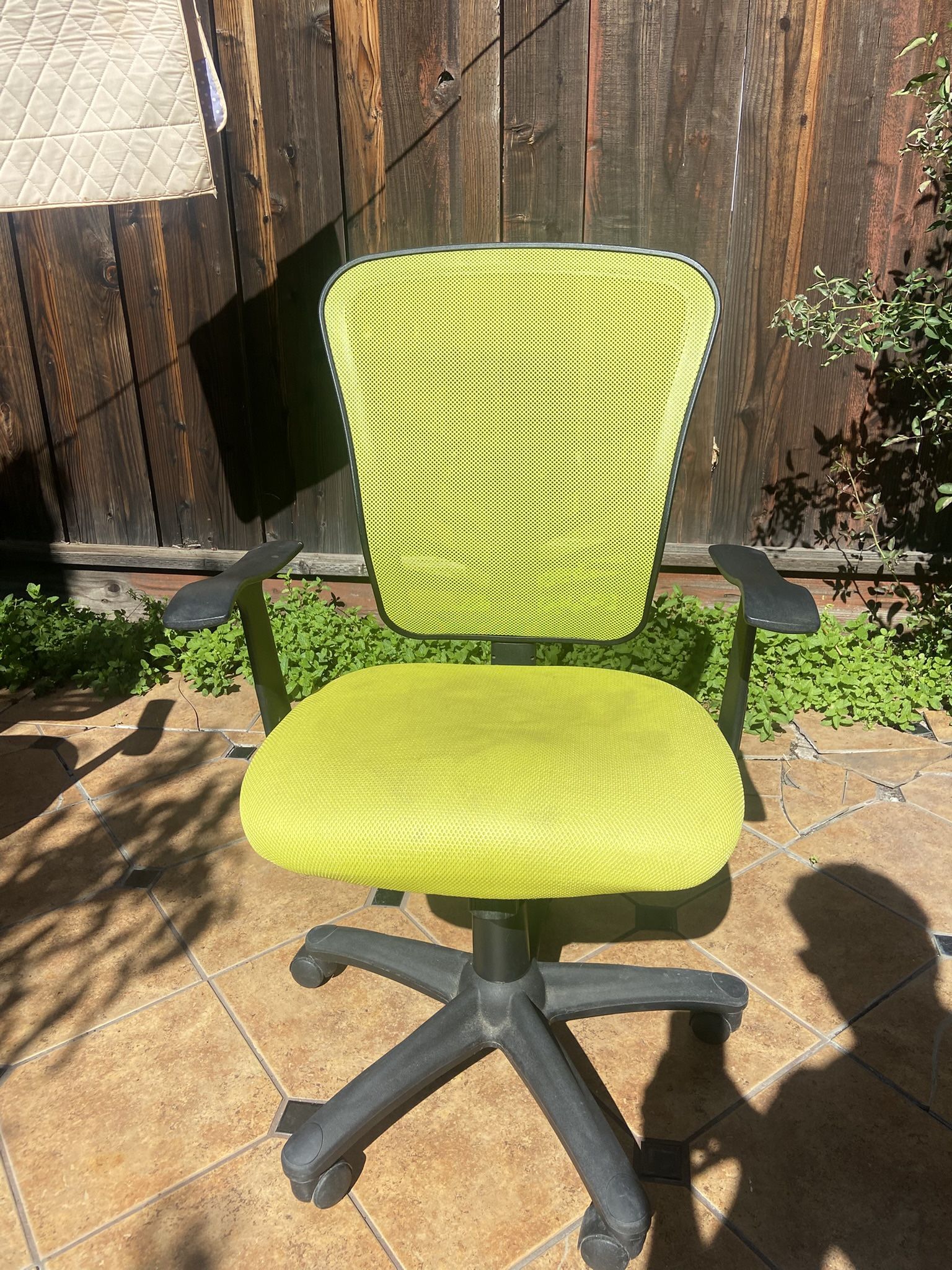 SUPER COMFY LIME GREEN OFFICE CHAIR