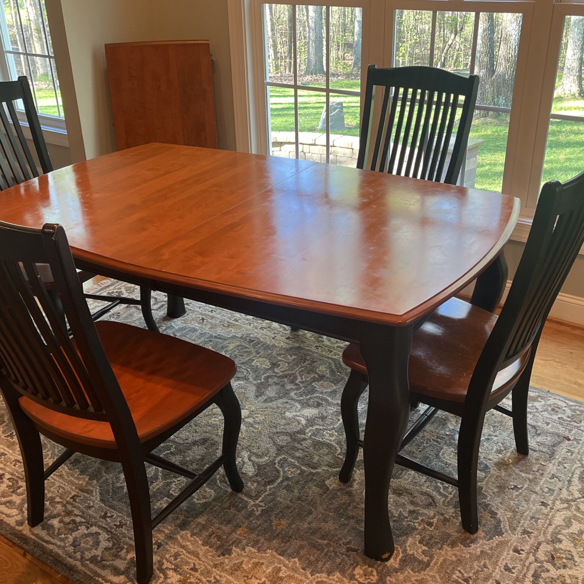 Dining/kitchen Table 4 Chairs