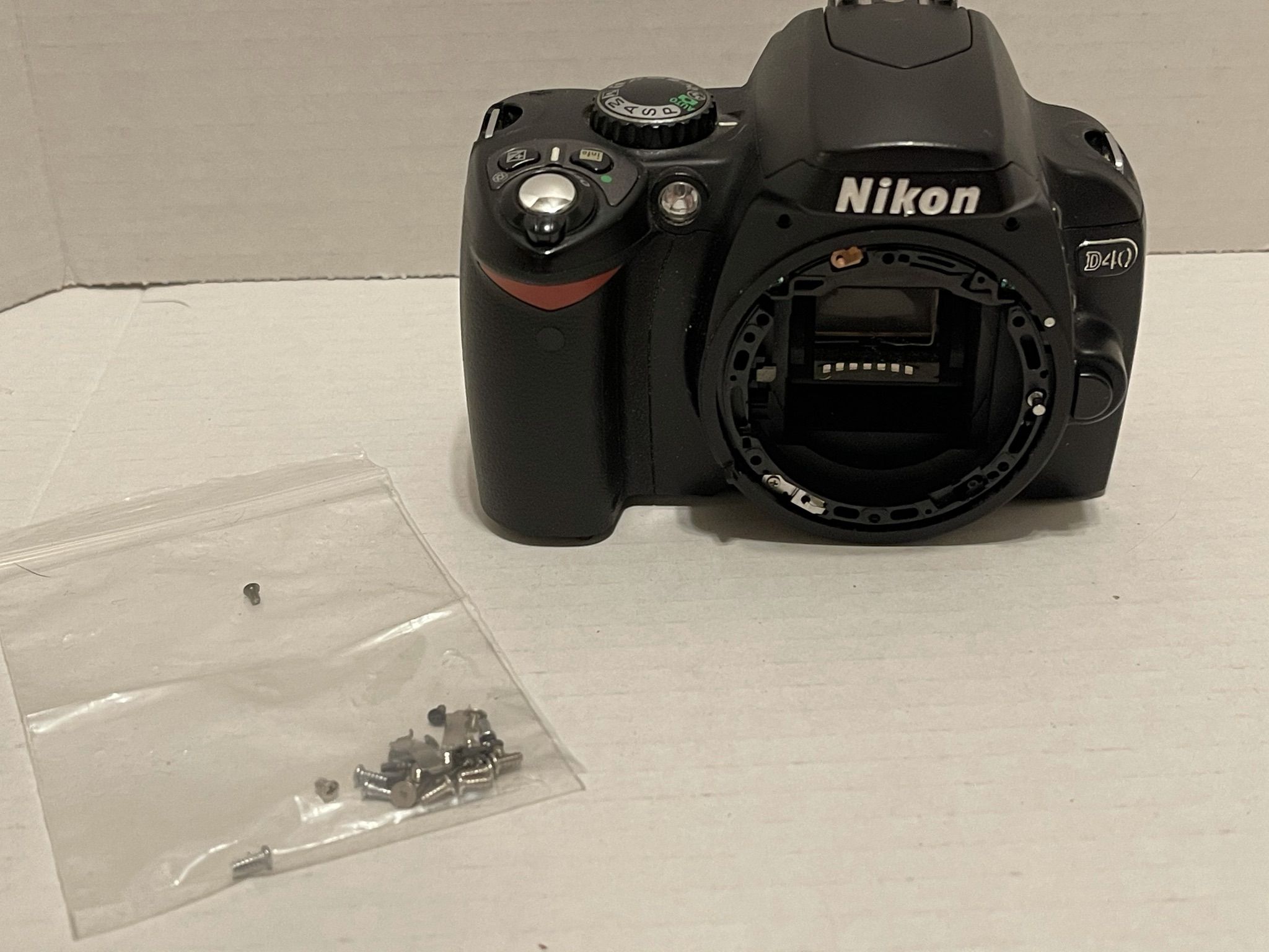Nikon D40 DSLR digital camera body for parts /repair ~ missing pieces
