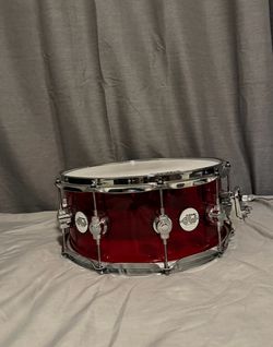 Dw snare drum acrylic red