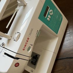 Singer sewing machine in pristine condition, nearly new