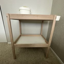 Changing tabke With racks 