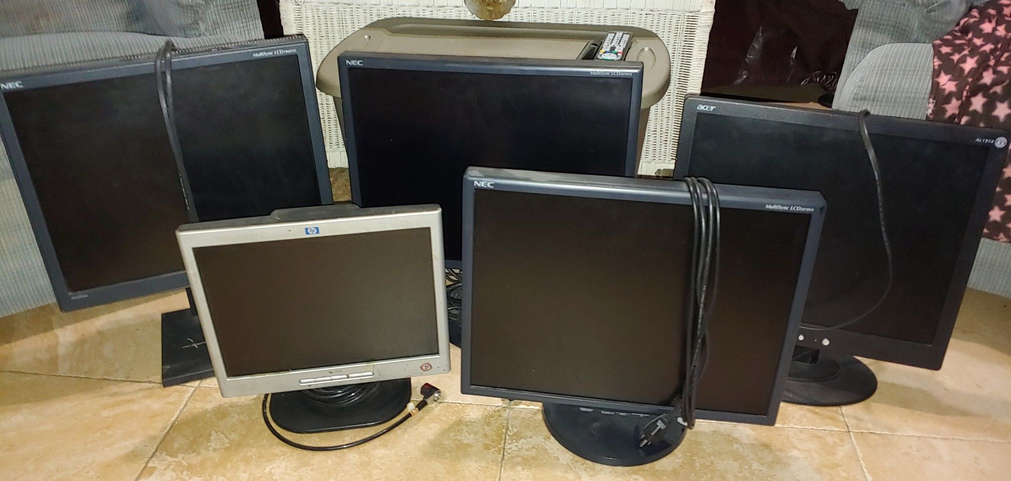 Computer monitors flat screen HP, NEC, ACER (NOT FREE)