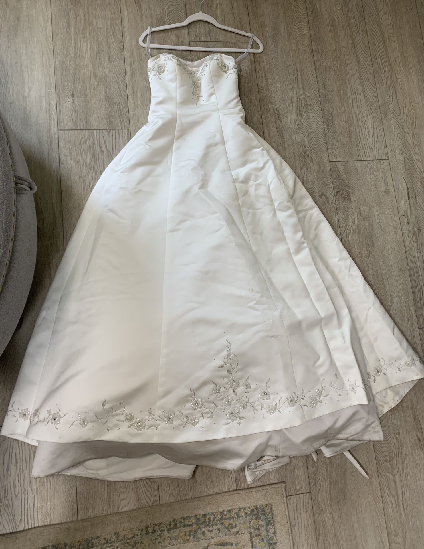 Size 2-4 Oleg Cassini Collection Wedding dress