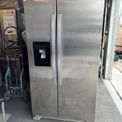 REFRIGERADOR EN BUENAS CONDICIONES TRABAJA BIEN