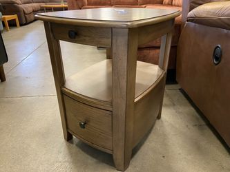 Hammary Primo Chairside Table