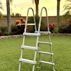 Above Ground Swimming Pool Ladder - 48 Inches Tall - Excellent Condition