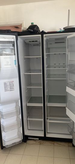 Refrigerator double door icemaker
