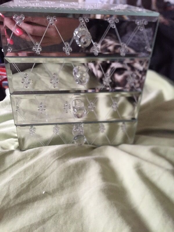 Jewelry box