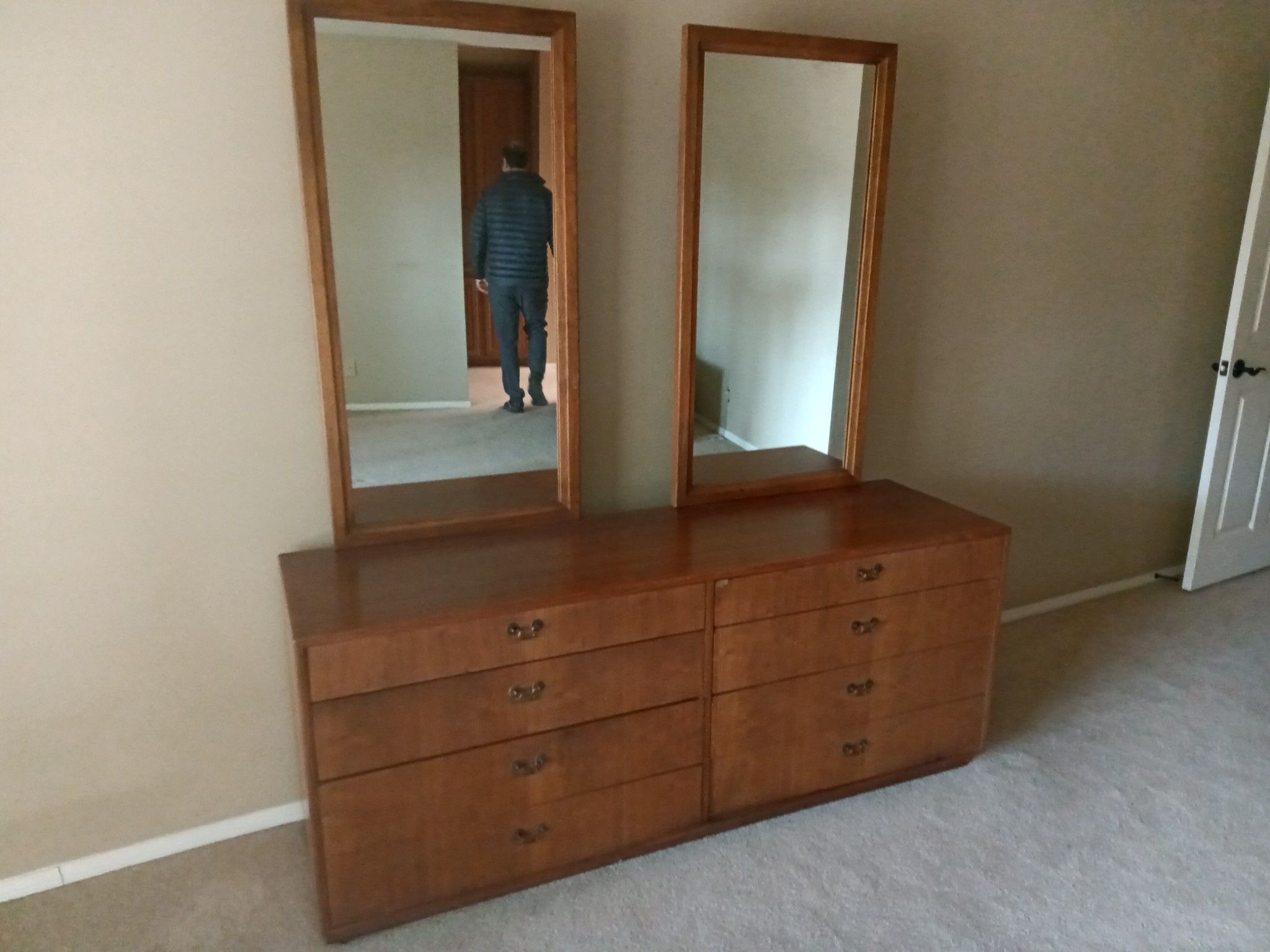 Sleek Vintage Dresser W/ Mirrors!