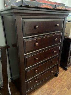 Solid Oak Crib-to full size bed bedroom set w/2 dressers.