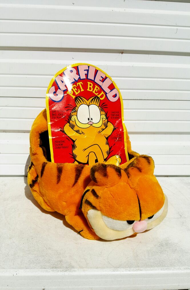 NEW Rare Vintage Plush Garfield Pet Bed