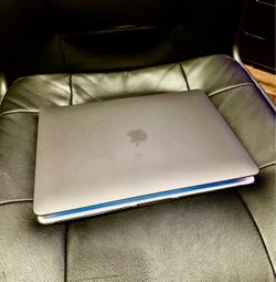 2020 M1 Macbook Air 13-Inch w/ Black Case