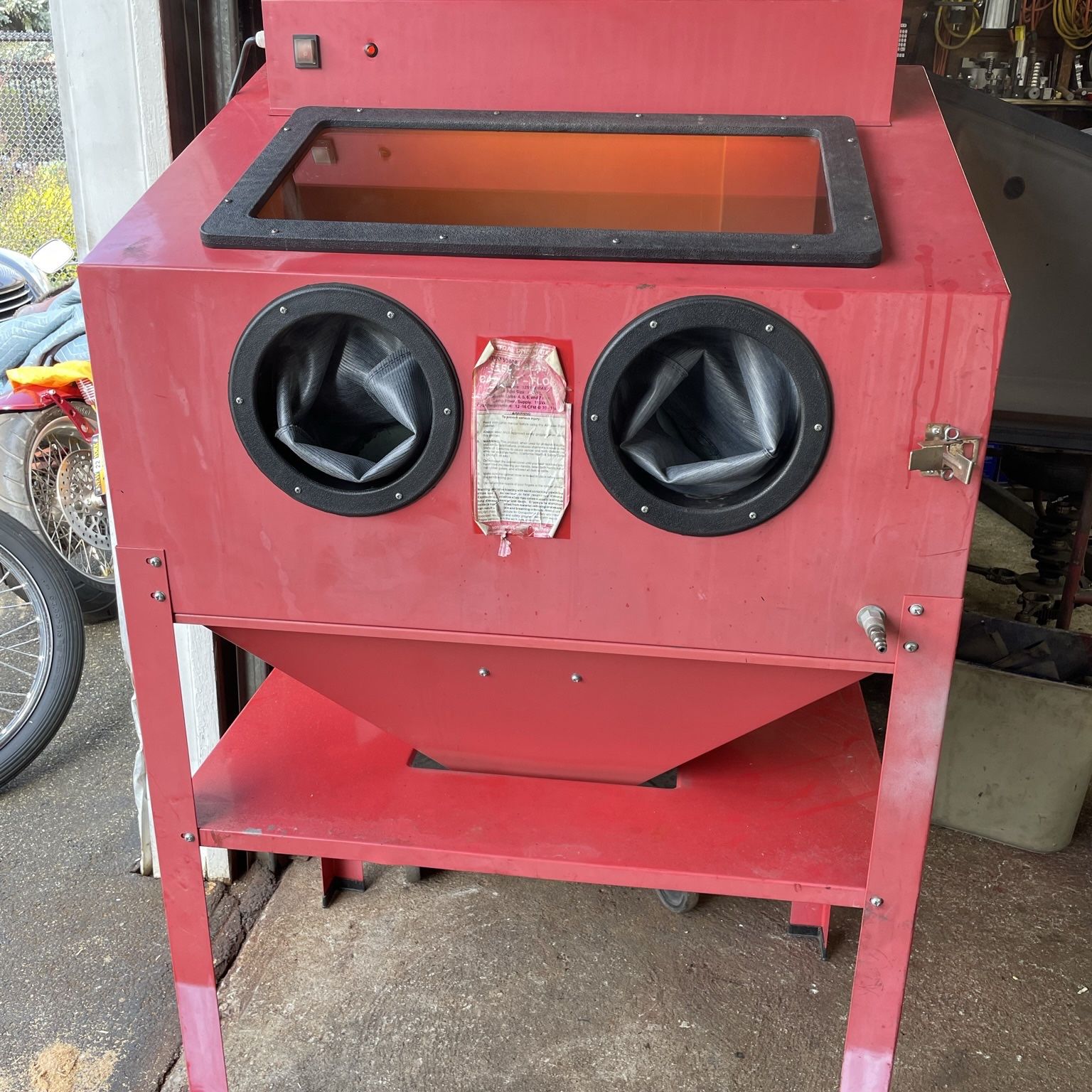 Central Pneumatic 40 Lb. Capacity Floor Abrasive Blast Cabinet for