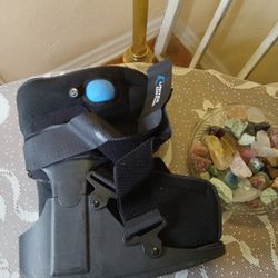 United Ortho Fracture Boot Sz MD Right Foot