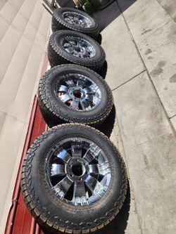 275/65/R18 CHEVY WHEELS AND TIRES $250 ALL SET