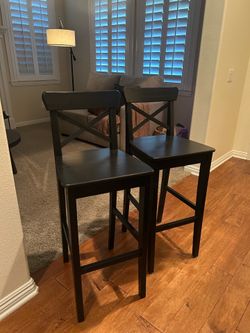 2 bar stools