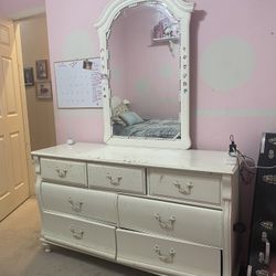 Girls Dresser, Ivory 7 Drawers W/mirror