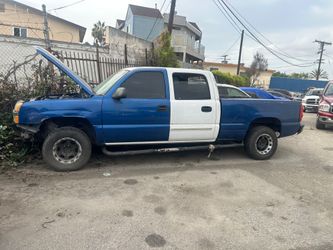 2004 Chevy , for parts good engine 6.0 with good transmission and all accessories.