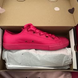 HOT PINK CONVERSE. 