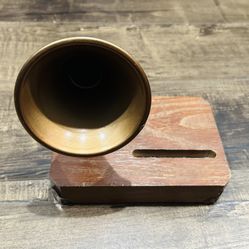Passive Acoustic Smartphone Amplifier - Retro Brass Horn Speaker Dock
