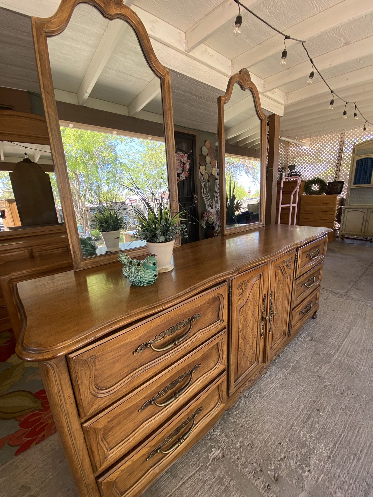 Gorgeous Hienory French Provincial Furniture Set