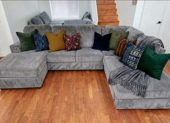 Beautiful Sectional w/ matching Footstool