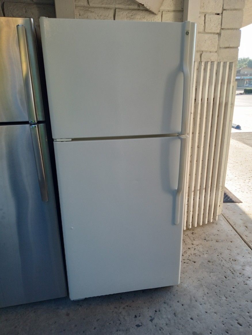 GE Refrigerator Freezer Almond Color